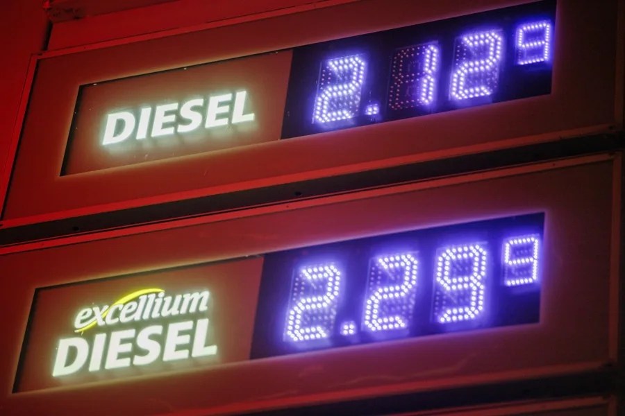 Una pantalla muestra los precios del combustible en una gasolinera