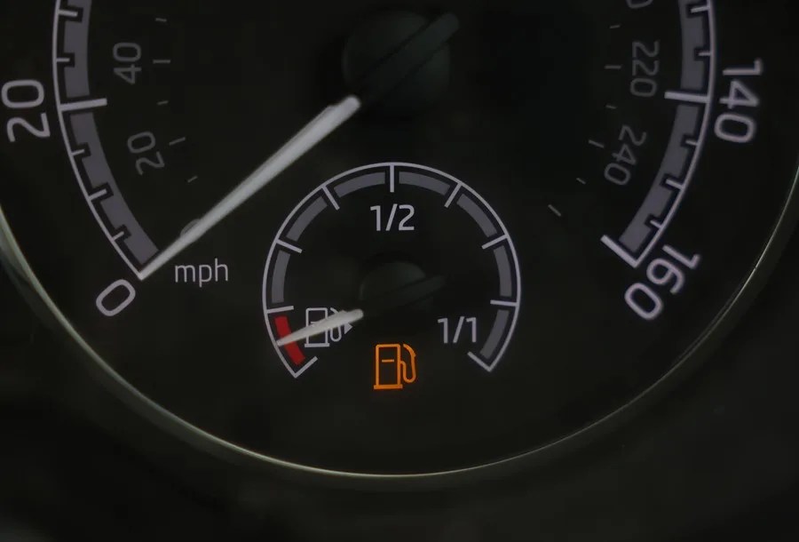 Indicador de combustible en un automóvil