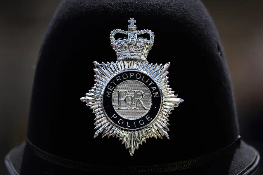 La insignia de la Policía Metropolitana en el casco de un agente en Londres