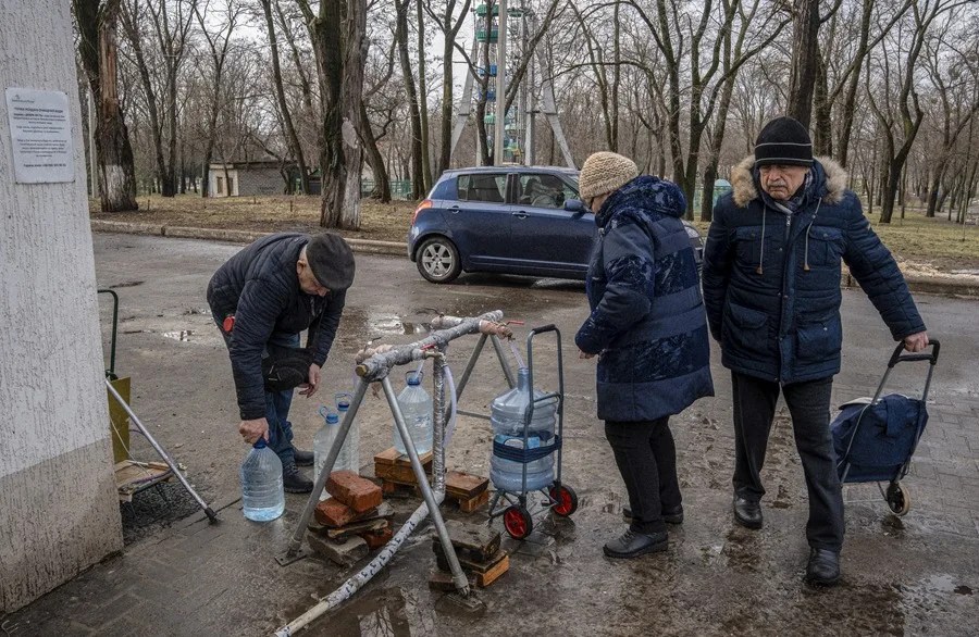 Habitantes locales recogen el agua