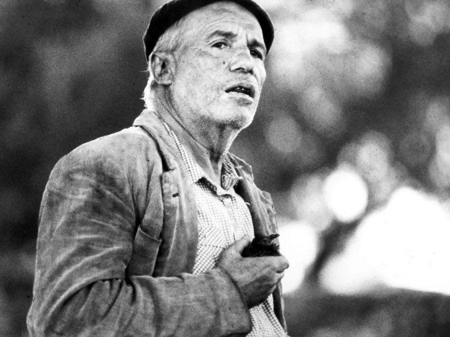 El actor Paco Rabal en una escena de la película "Los santos inocentes", de Mario Camus.