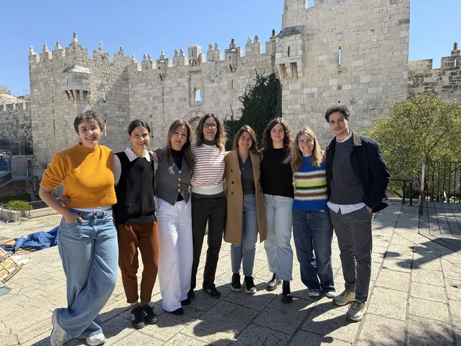 (I-d): Paula Bernabéu, Patricia Martínez, Alix Rubio, María Traspaderne, Magda Gibelli, Yael Be Horin, Núria Garrido y Guillermo Azábal.