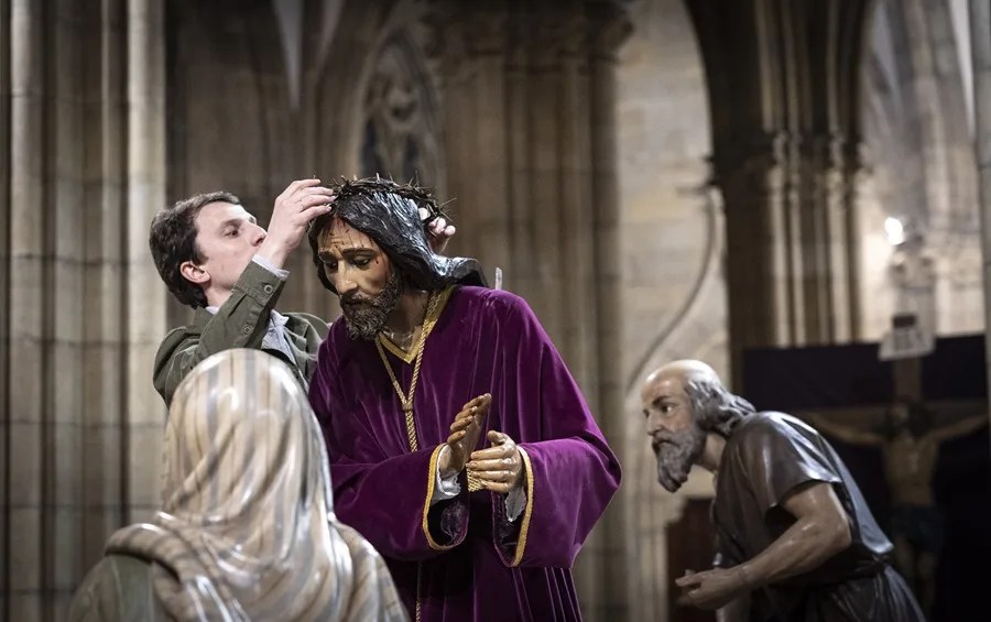 Miembros de la Cofradía Nuestro Padre Jesús Nazareno durante un ensayo de procesión en la catedral del Buen Pastor de Donostia.