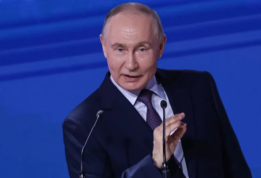 El presidente ruso Vladimir Putin pronuncia un discurso durante el congreso anual de la Unión Rusa de Industriales y Empresarios (RSPP) en Moscú