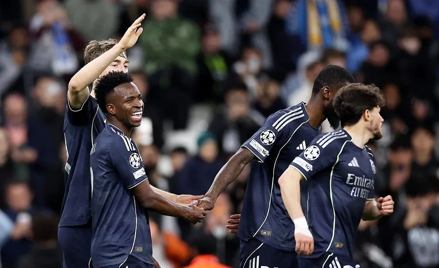Vinicius Junior (izq.), del Real Madrid, celebra con sus compañeros tras marcar su segundo gol