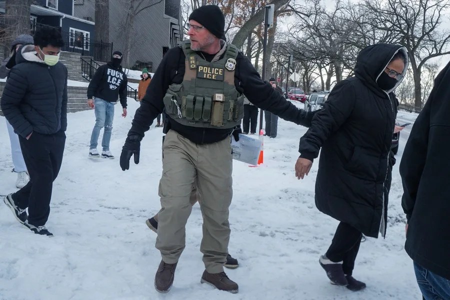 Una familia es detenida por agentes federales en Minneapolis