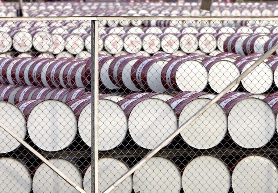 Barriles de petróleo apilados en un depósito de combustible
