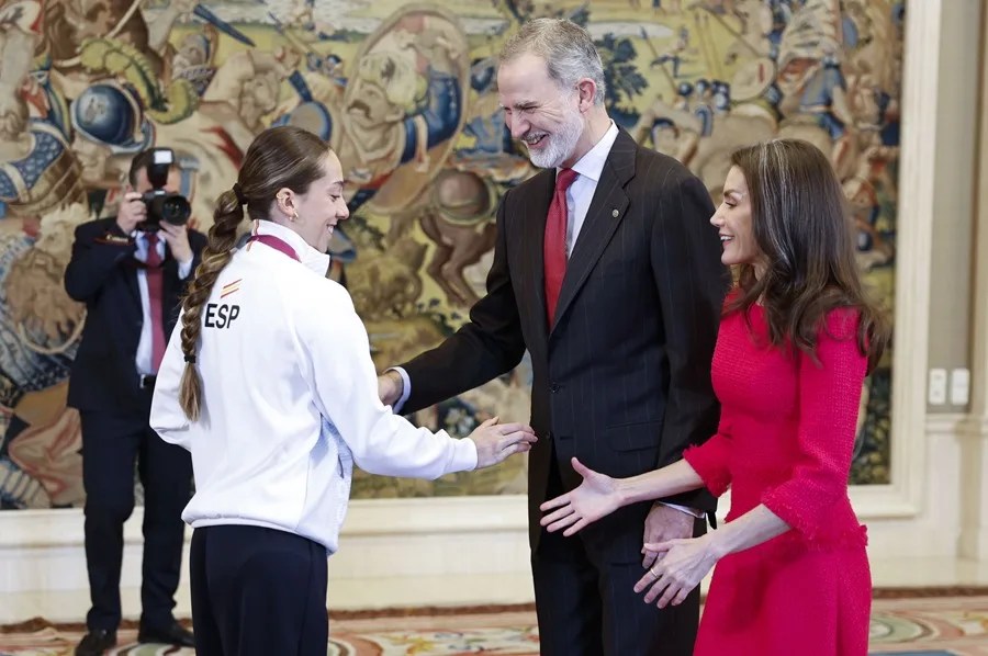 Los reyes Felipe y Letizia, durante la audiencia a la delegación española participante en los Juegos Paralímpicos de Milán-Cortina 2026, encabezada por la esquiadora Audrey Pascual (i), ganadora de cuatro medallas, este martes en el Palacio de la Zarzuela.