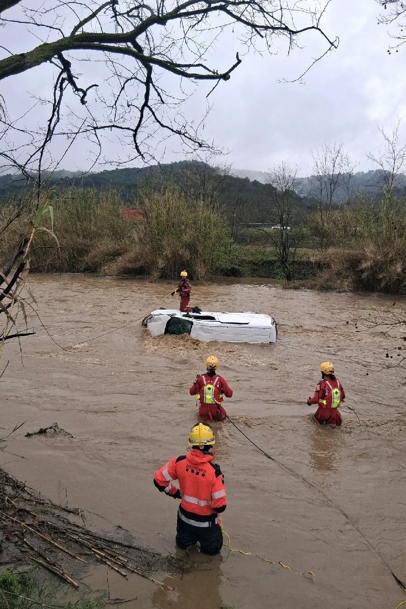 Los Bomberos de la Generalitat buscan en las aguas del río Mogent al conductor de un turismo que ha caído esta tarde a la riera Giola