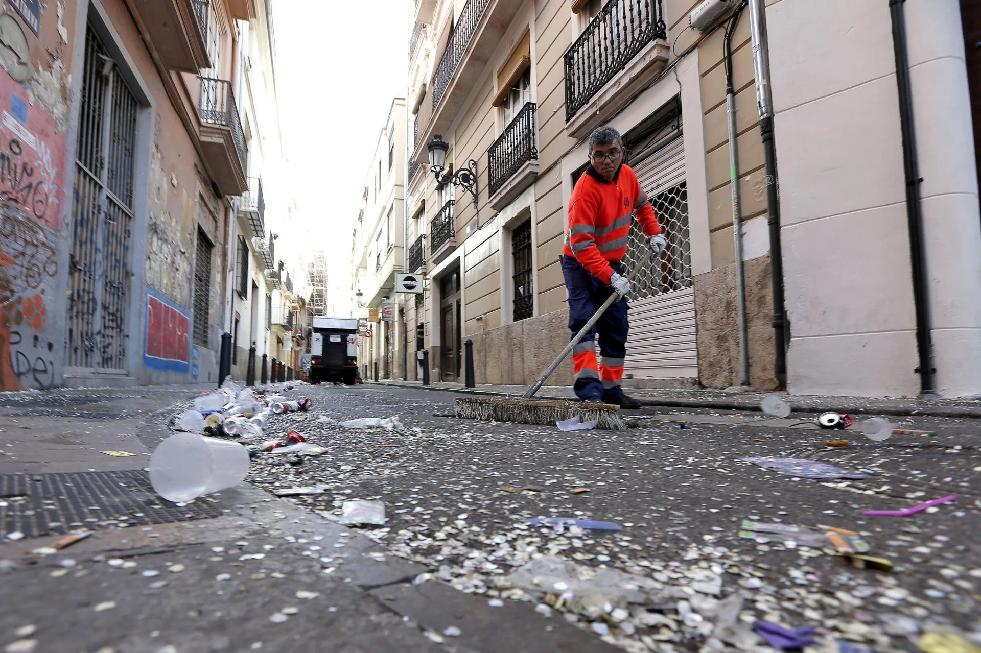 Un operario del servicio de limpieza trabaja en una calle del barrio del Carmen de València tras una verbena de Fallas EFE/Manuel Bruque.
