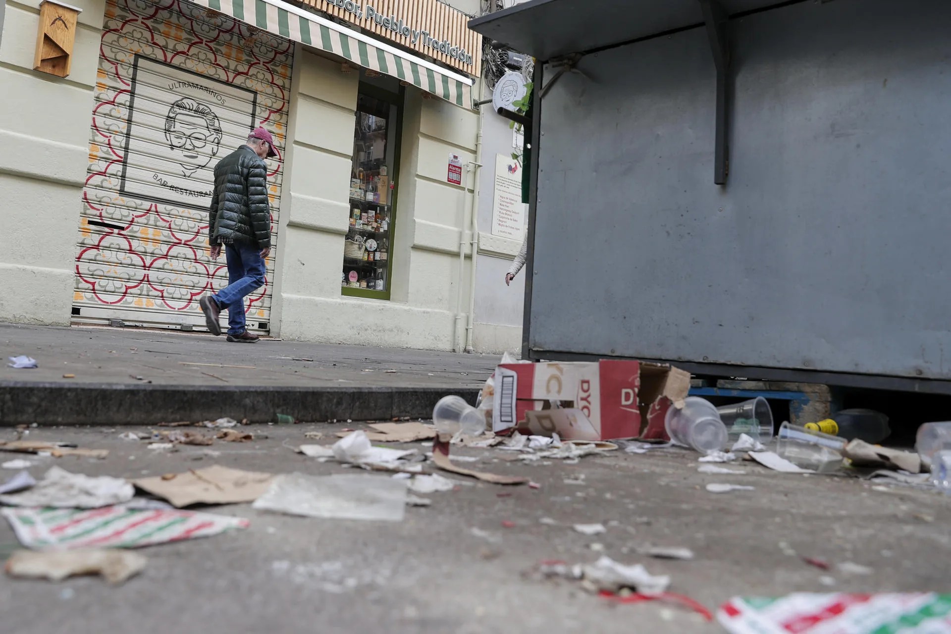 Vista general de la suciedad acumulada en una calle del barrio de Ruzafa en Fallas. EFE/Manuel Bruque
