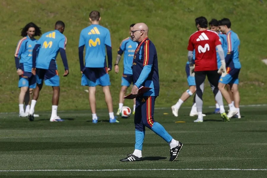 El seleccionador español, Luis de la Fuente, dirige un entrenamiento del equipo este martes en la Ciudad del Fútbol de las Rozas (Madrid)