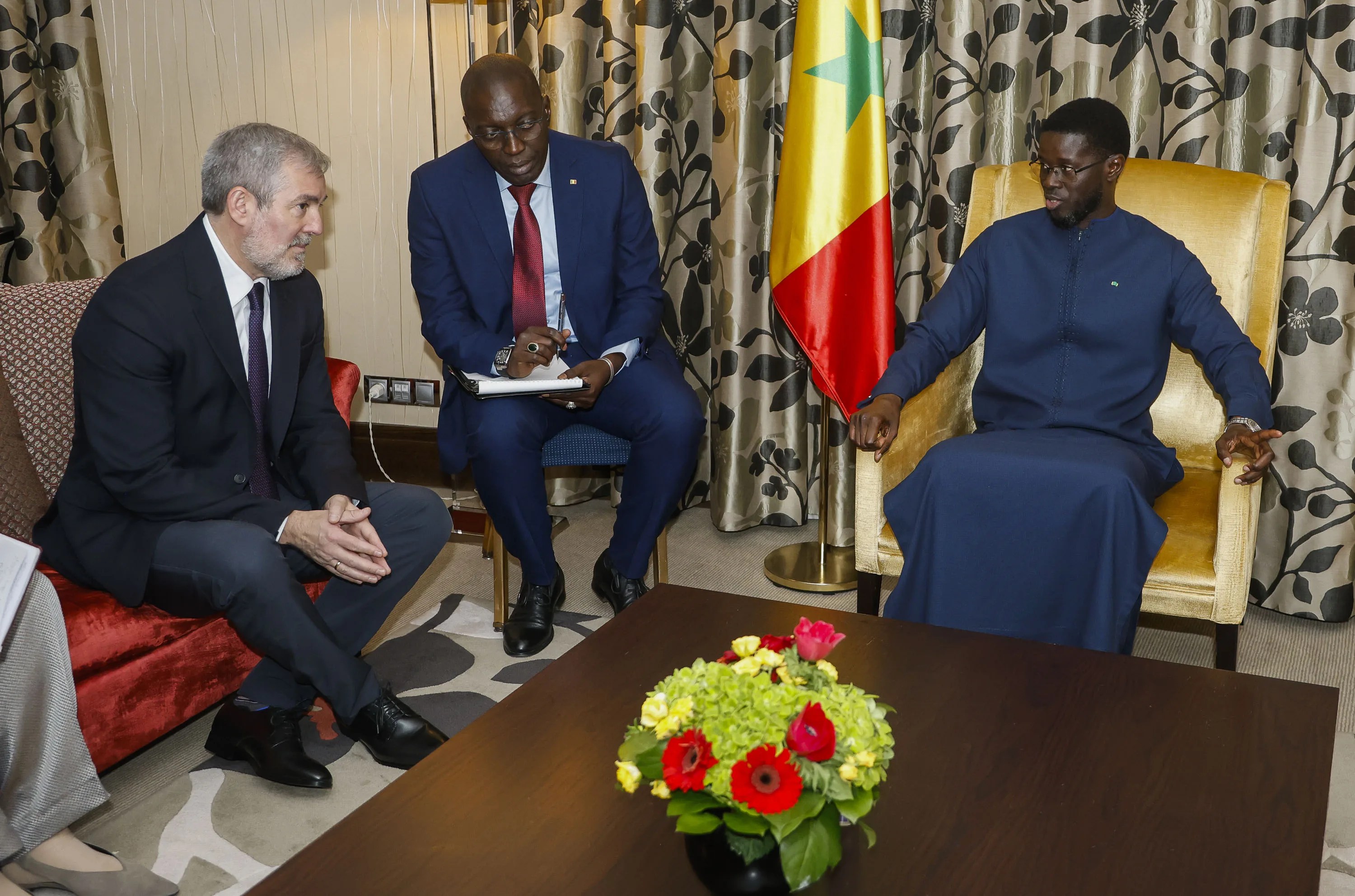 El presidente de Canarias, Fernando Clavijo (i), mantiene una reunión de trabajo con el presidente de Senegal, Bassirou Diomaye Diakhar Faye (d). EFE/David Fernández