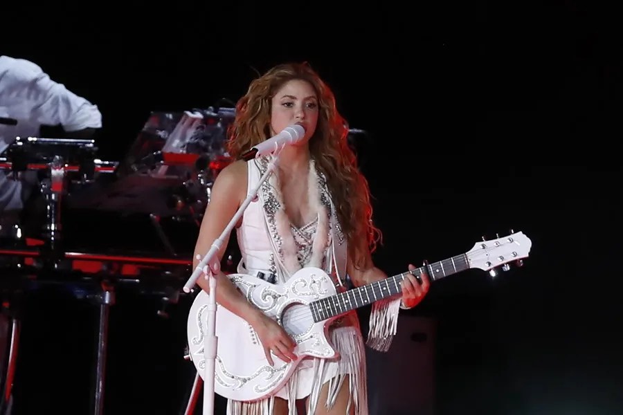 La colombiana Shakira canta durante un concierto