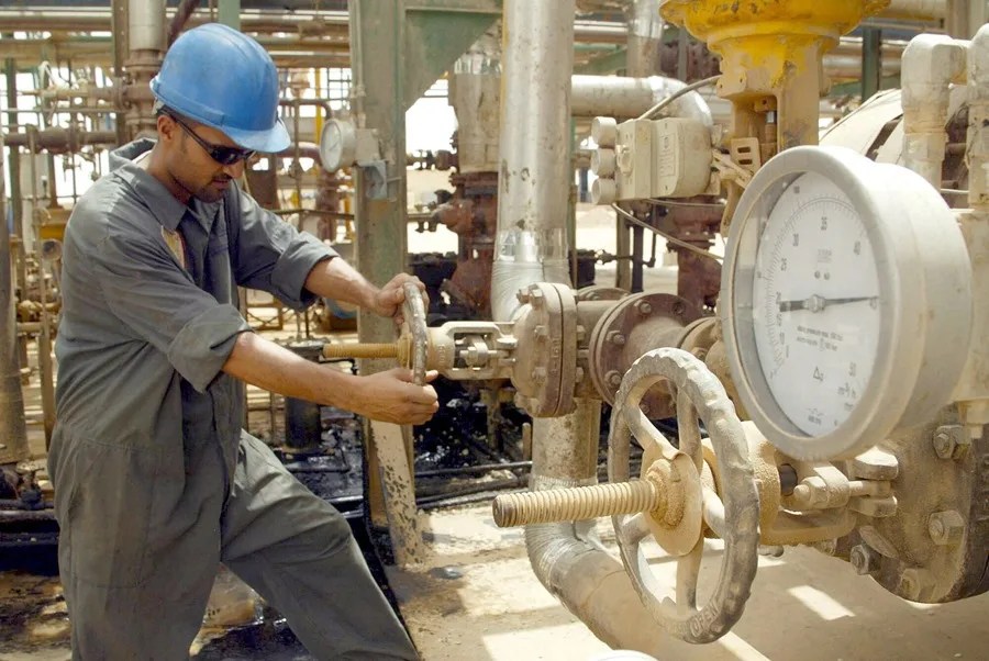 Un operario abre una válvula en una refinería en una imagen de archivo.