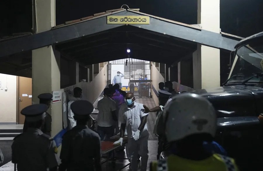 Personal médico descarga los cuerpos de los marineros iraníes caídos de un vehículo en el Hospital Karapitiya en Galle, Sri Lanka