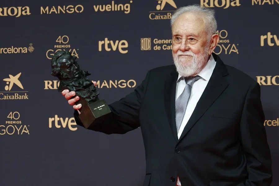 El director Gonzalo Suárez posa con el Goya de Honor