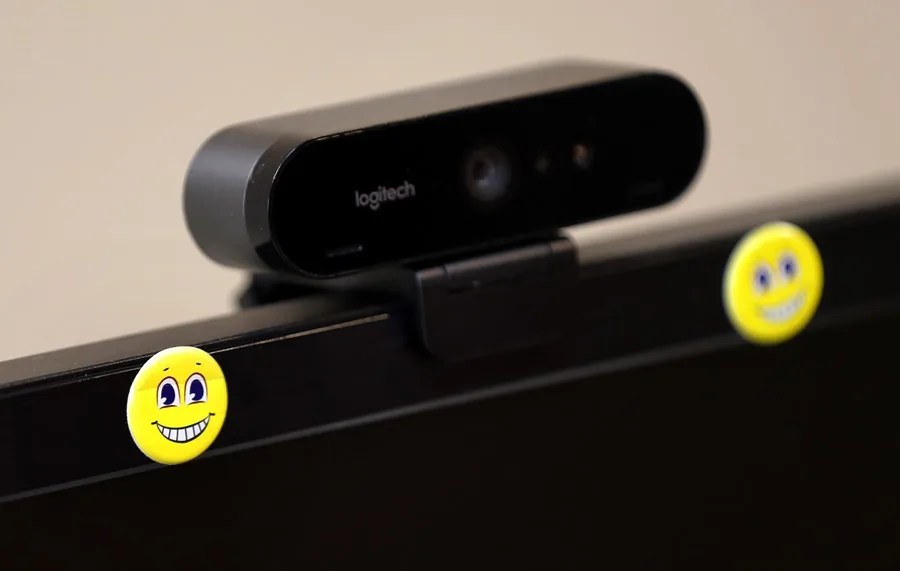 Imagen de archivo de una cámara montada en un ordenador.