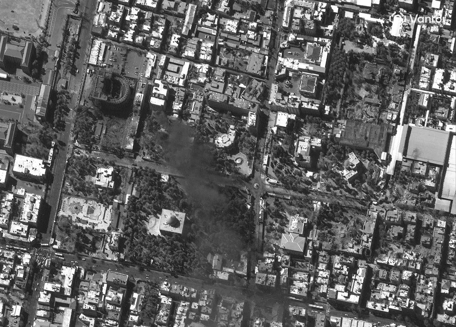 Una imagen satelital facilitada por Vantor muestra el complejo presidencial dañado en Teherán, Irán, el 3 de marzo de 2026, tras una oleada de ataques aéreos estadounidenses e israelíes en Irán
