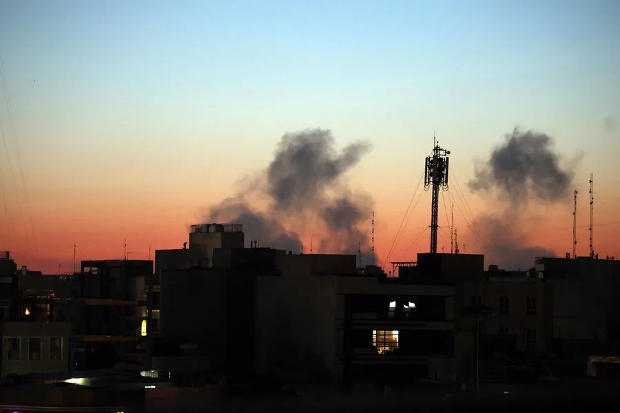 Humo se eleva tras un ataque aéreo en el centro de Teherán, Irán