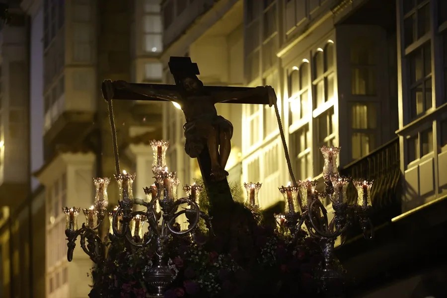 Lunes Santo en Ferrol, una única procesión en su Semana Santa donde los protagonistas son Cristo Rey y la Virgen de la Amargura, que salen de la Iglesias de los Dolores.