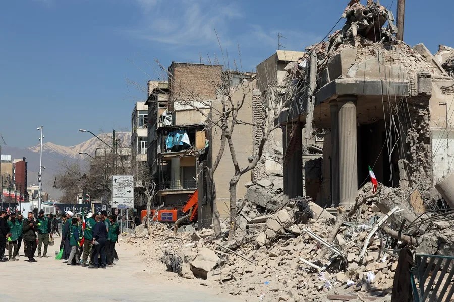 Iraníes se reúnen alrededor de la estación de policía dañada en el centro de Teherán