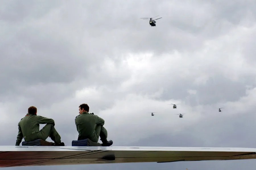 Dos militares en la sede de la Fuerza Aérea Real (RAF por sus siglas en Inglés) en Fairford.