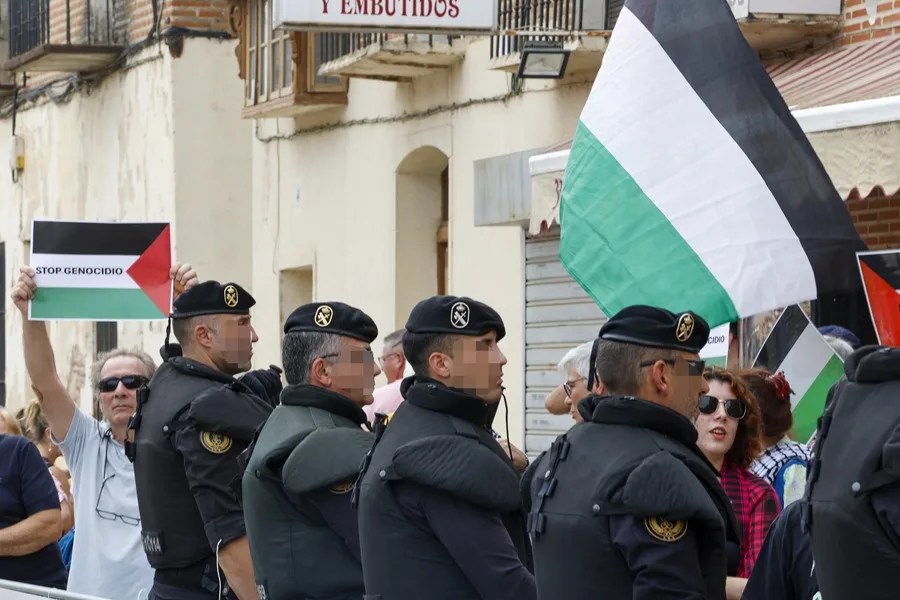 Un grupo de personas se manifiestan a favor de Palestina durante el comienzo de la decimonovena etapa de la Vuelta ciclista a España