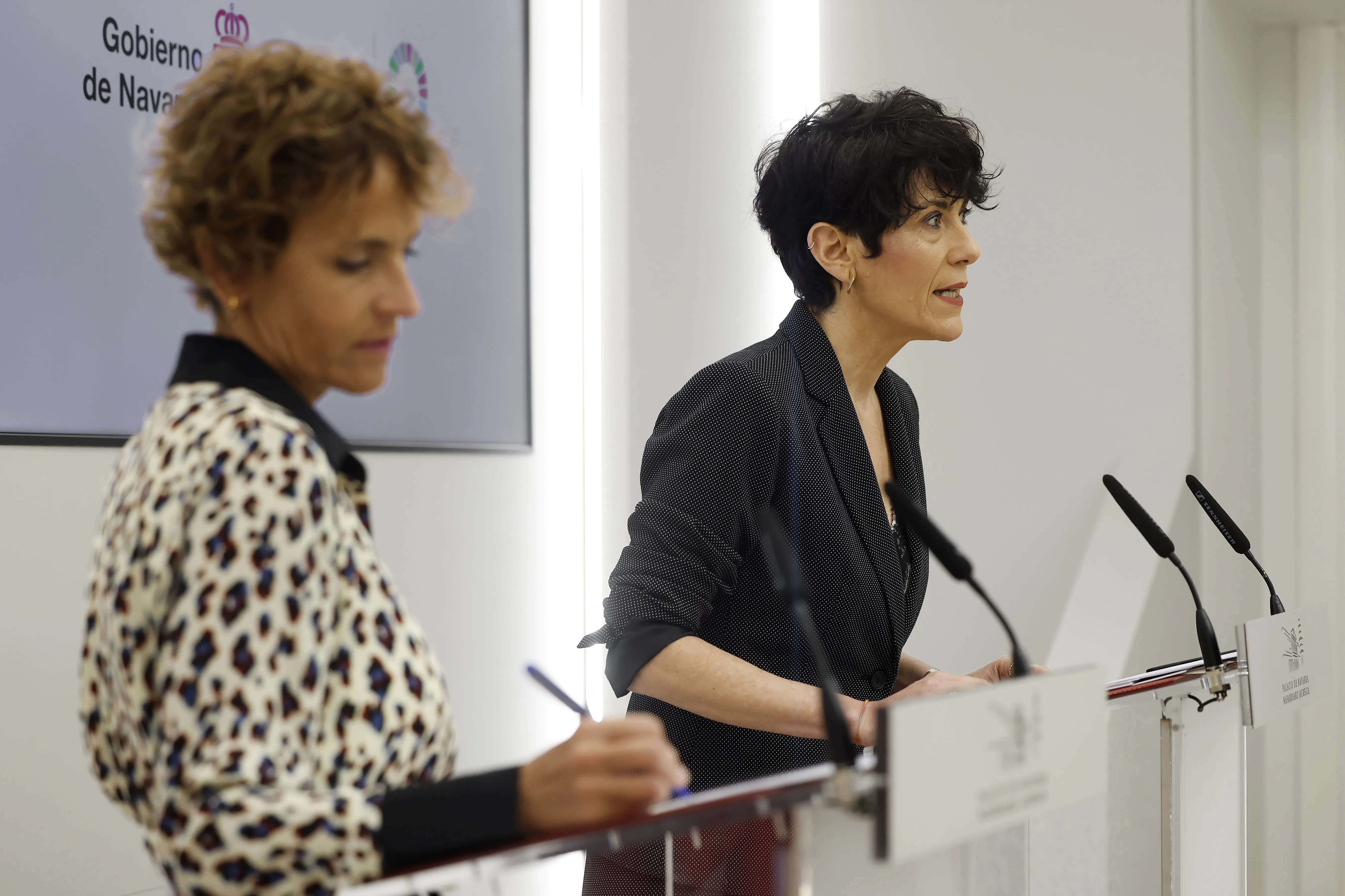 Imagen de la comparecencia de la ministra Elma Saiz y la presidenta navarra María Chivite, tras su reunión en Pamplona.