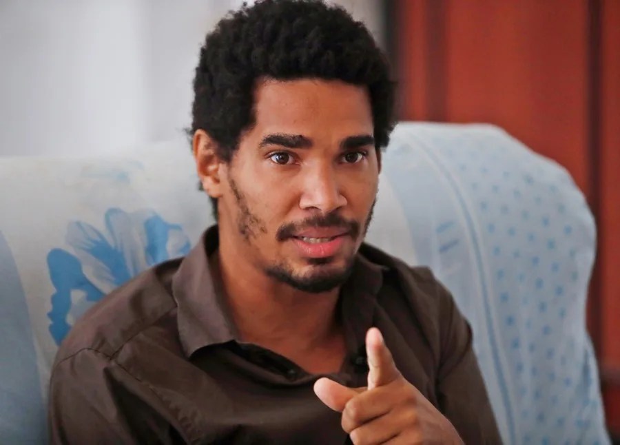 Luis Manuel Otero Alcántara, artista, disidente y líder del Movimiento San Isidro (MSI), conversa con Efe durante una entrevista en casa de su familia hoy, en La Habana (Cuba). EFE/ Yander Zamora