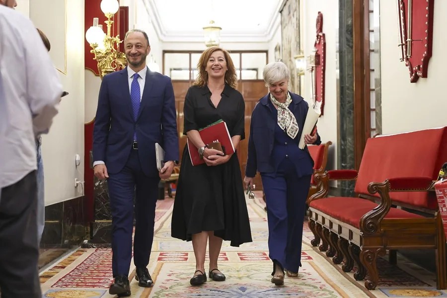 La presidenta del Congreso, Francina Armengol (c), se dirige a la reunión de la Mesa del Congreso, este martes, en Madrid. E