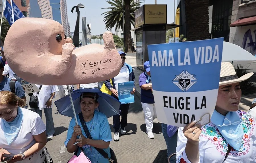 Colectivos civiles marchan al Congreso en México en rechazo al aborto y a la eutanasia