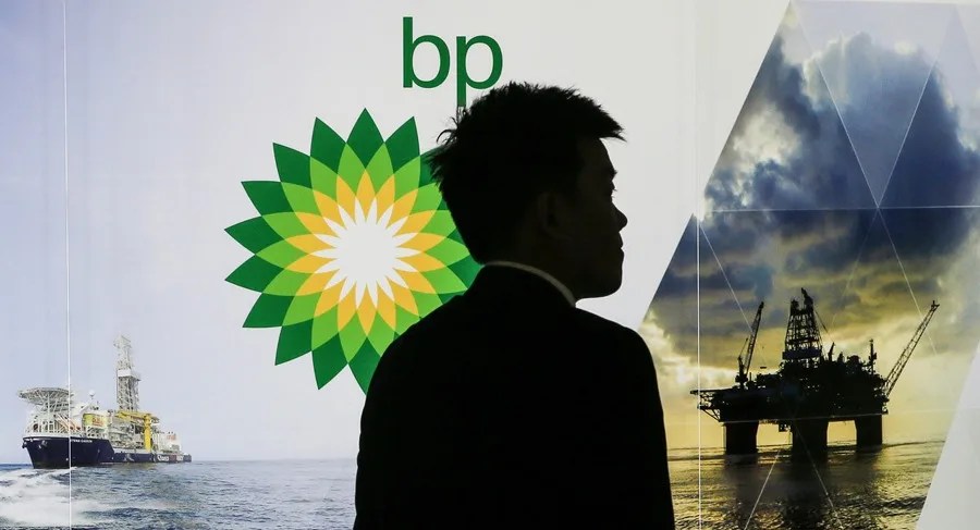 Fotografía de archivo de un visitante junto al logotipo de la multinacional británica de petróleo y gas BP en Moscú, Rusia. EFE/EPA/SERGEI ILNITSKY