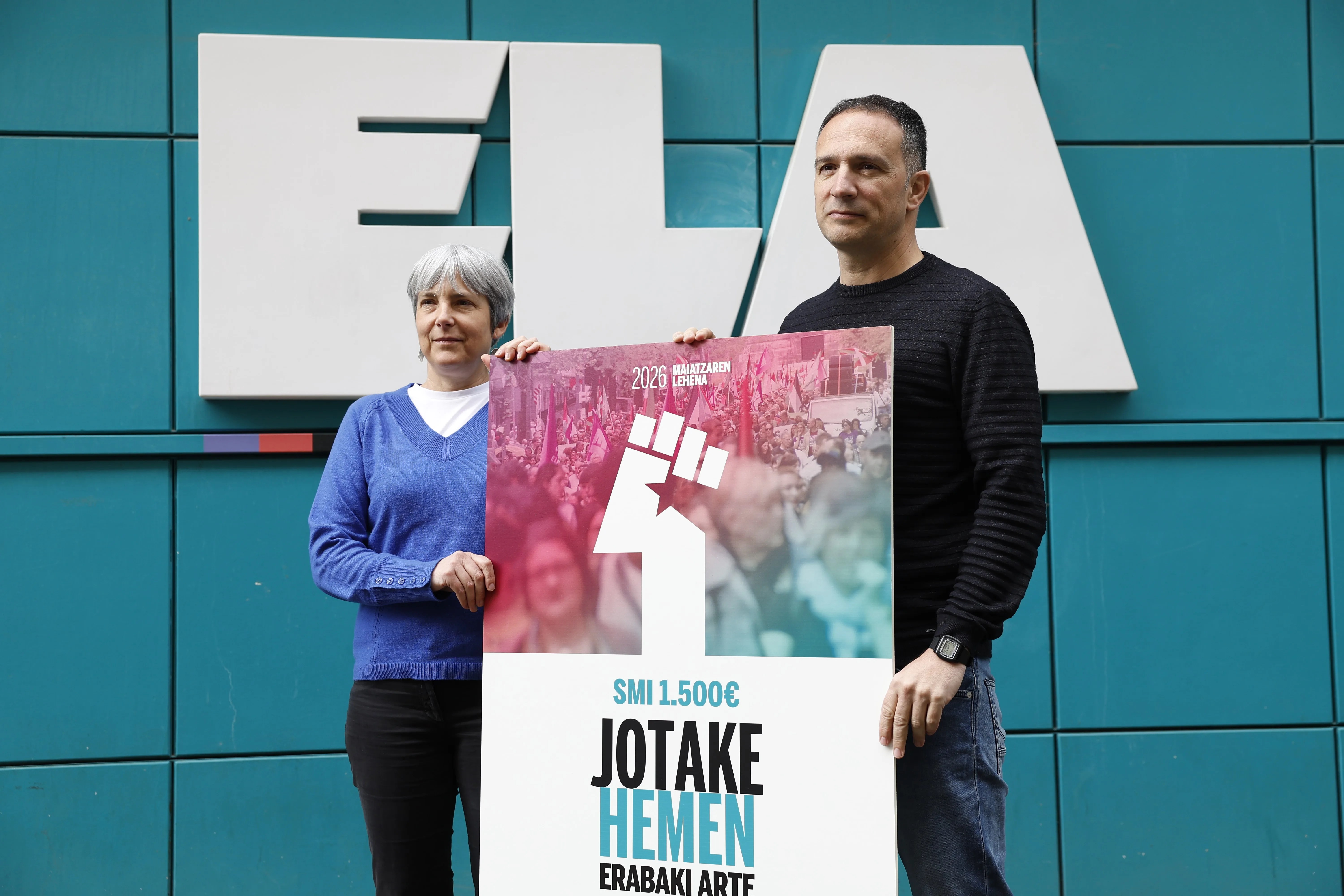 BILBAO, 13/04/2026.- El secretario general de ELA, Mitxel Lakuntza (d), y la secretaria general adjunta, Amaia Muñoa (i), han presentado este lunes en Bilbao los actos, el lema, el cartel y las reivindicaciones del sindicato para el Primero de Mayo. EFE/ Miguel Toña