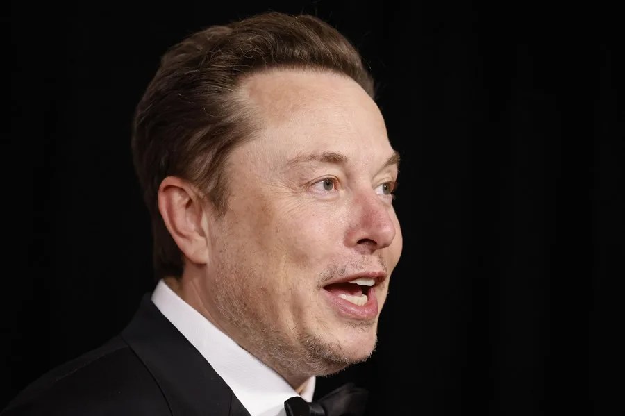 Elon Musk, el hombre más rico del mundo, dice que fue "un tonto" al financiar a OpenAI