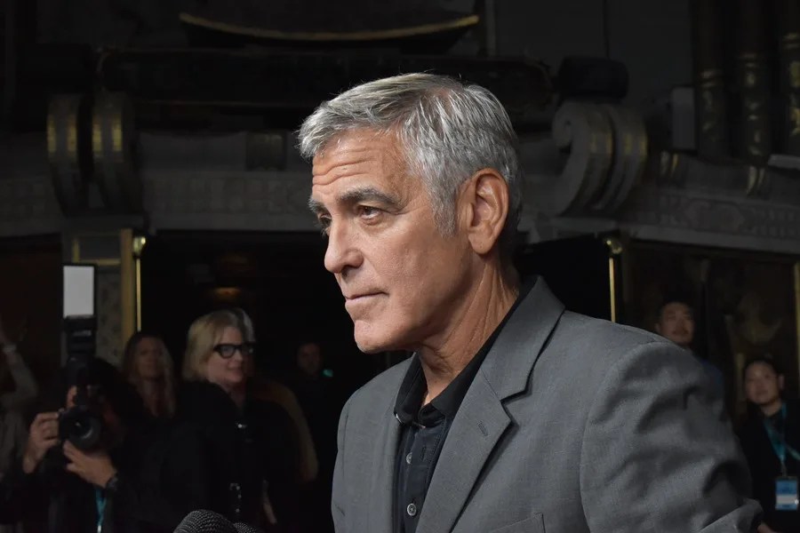 George Clooney califica de "crimen de guerra" las amenazas de Trump de acabar con Irán