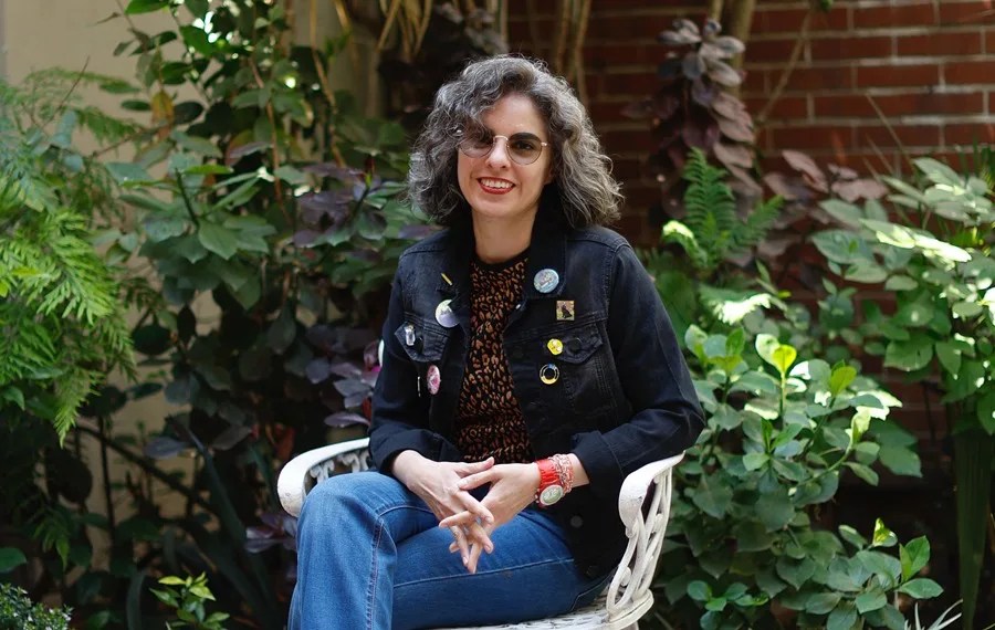 La cineasta mexicana Alejandra Pérez posa en una entrevista con EFE este viernes, en Ciudad de México (México). EFE/ Sáshenka Gutiérrez