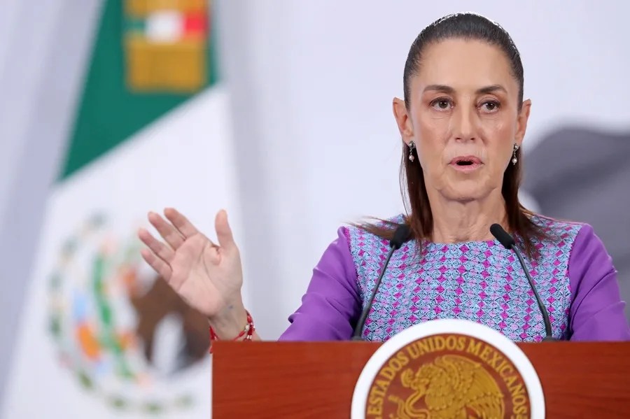 La presidenta de México, Claudia Sheinbaum, habla durante una rueda de prensa este jueves en el Palacio Nacional de la Ciudad de México (México). EFE/Mario Guzmán