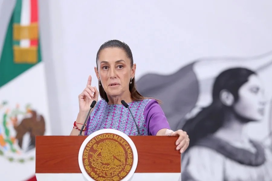 La presidenta de México, Claudia Sheinbaum, habla durante una rueda de prensa este jueves en el Palacio Nacional de la Ciudad de México (México). EFE/Mario Guzmán
