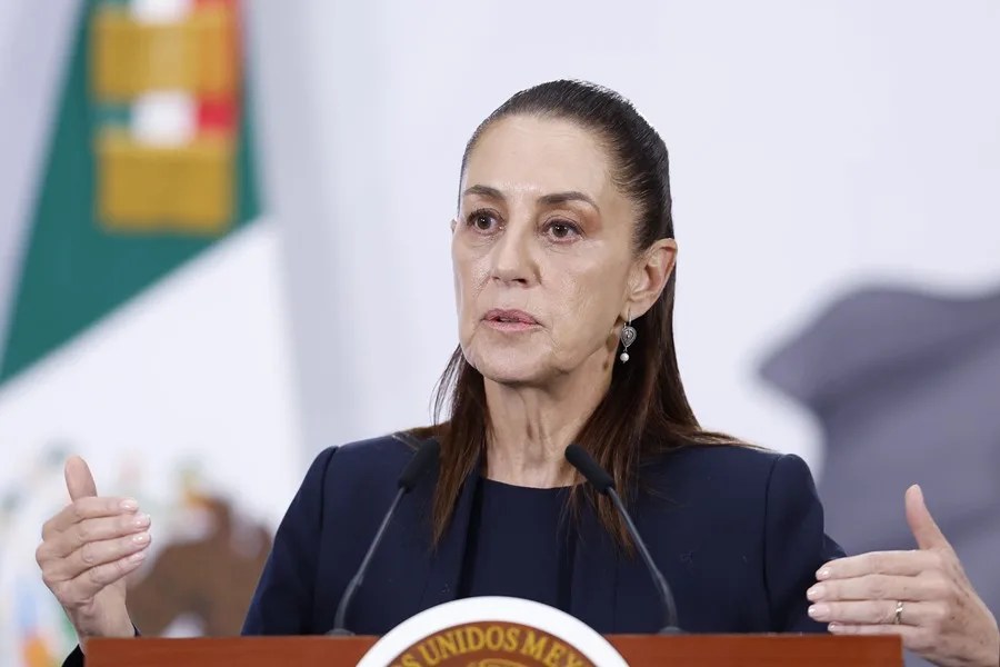 La presidenta de México, Claudia Sheinbaum, habla durante una rueda de prensa este lunes, en el Palacio Nacional, en Ciudad de México (México). EFE/Sáshenka Gutiérrez