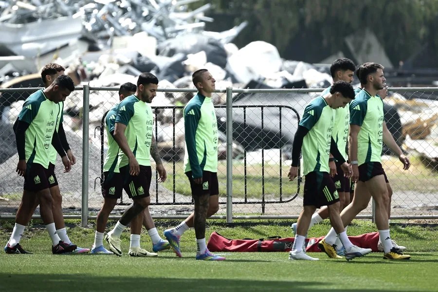 Fotografía de archivo, desde la izquierda: Gilberto Sepúlveda, Alexis Vega, Roberto Alvarado y Jorge Sánchez, jugadores de la Selección Mexicana de fútbol durante un entrenamiento en Ciudad de México (México). EFE/José Méndez