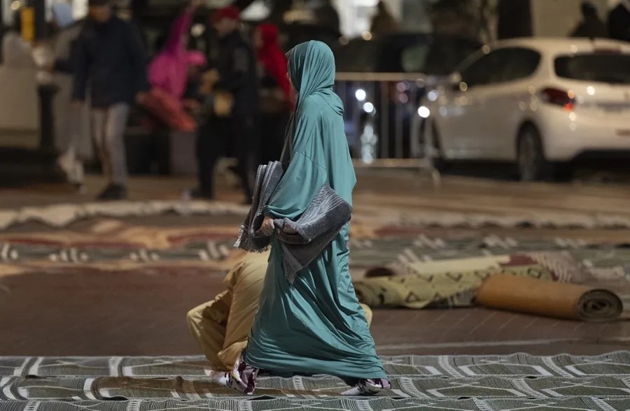 Una mujer pasea por las calles de Rabat