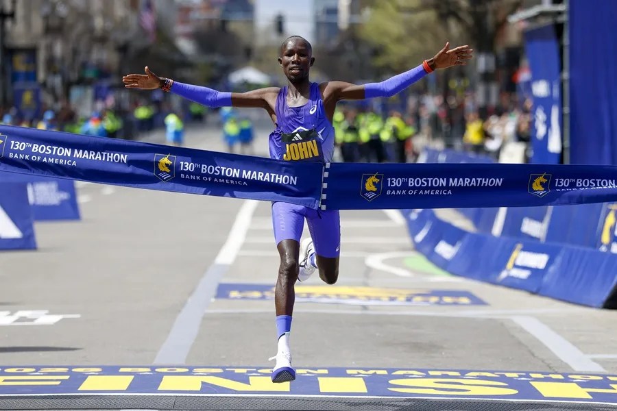 El keniano John Korir rompe el récord en Boston y su compatriota Sharon Lokedi repite en mujeres