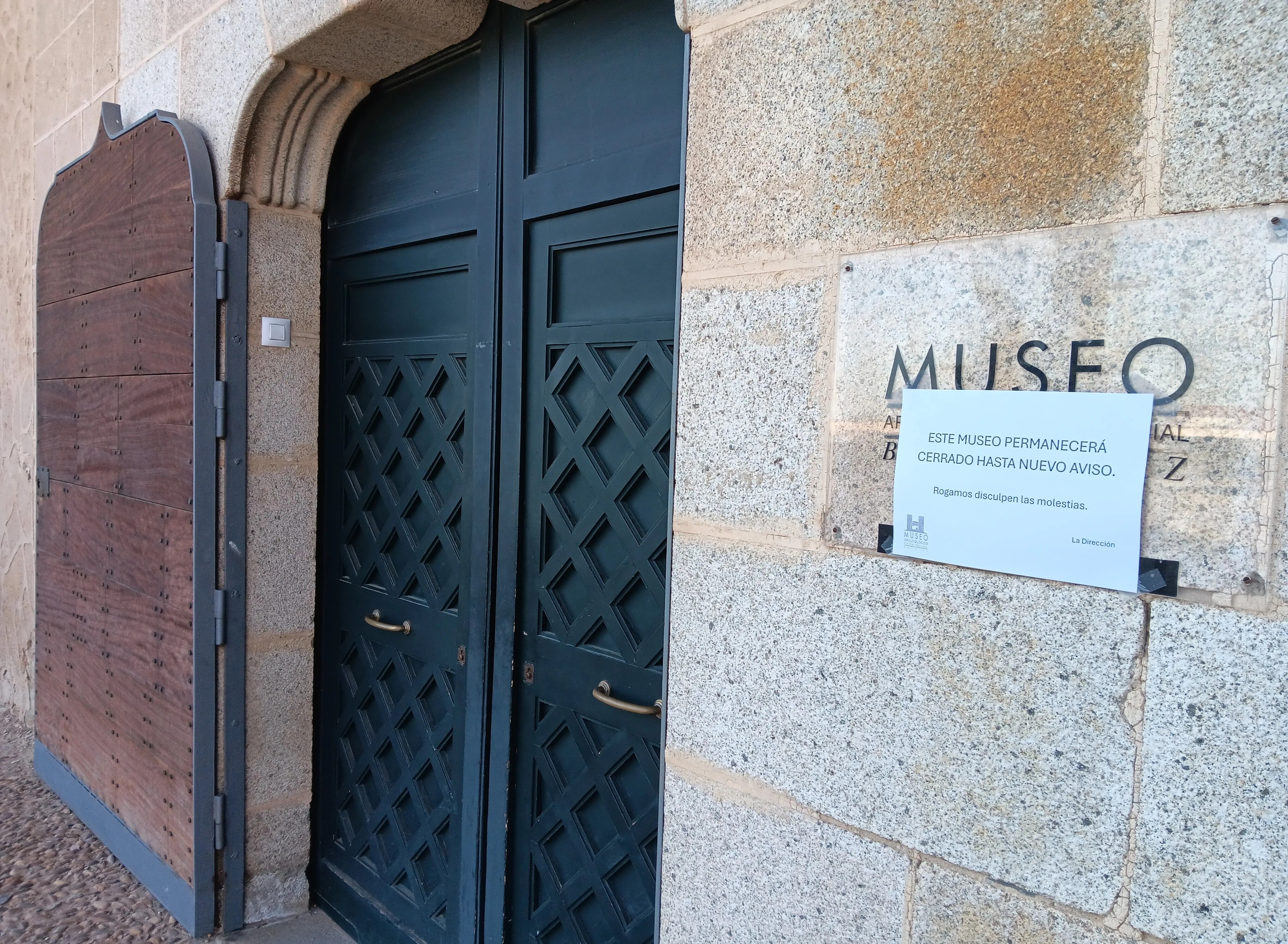 Imagen de la puerta prinicipàl del Museo Arqueológico de Badajoz, EFE/José Luis Real