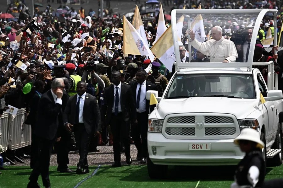 El Papa León XIV llega para oficiar la Santa Misa en la explanada del Estadio Japoma, en Douala, Camerún