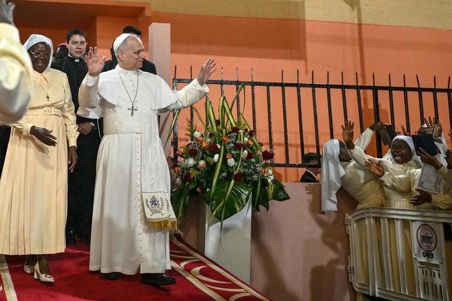 Papa denuncia a los tiranos y advierte sobre la destrucción del planeta