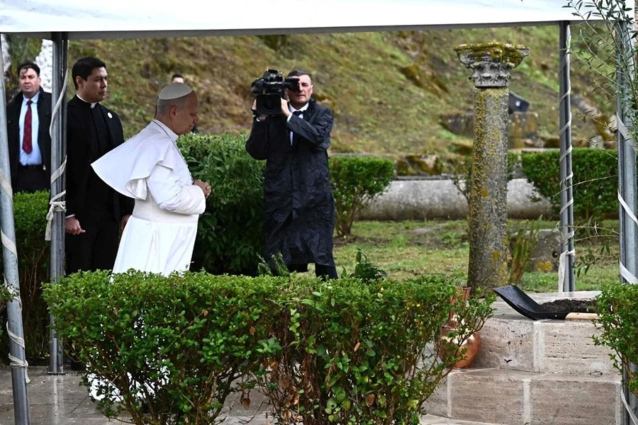 El Papa León XIV (C) visita el yacimiento arqueológico de Hipona, en la ciudad portuaria de Annaba, Argelia