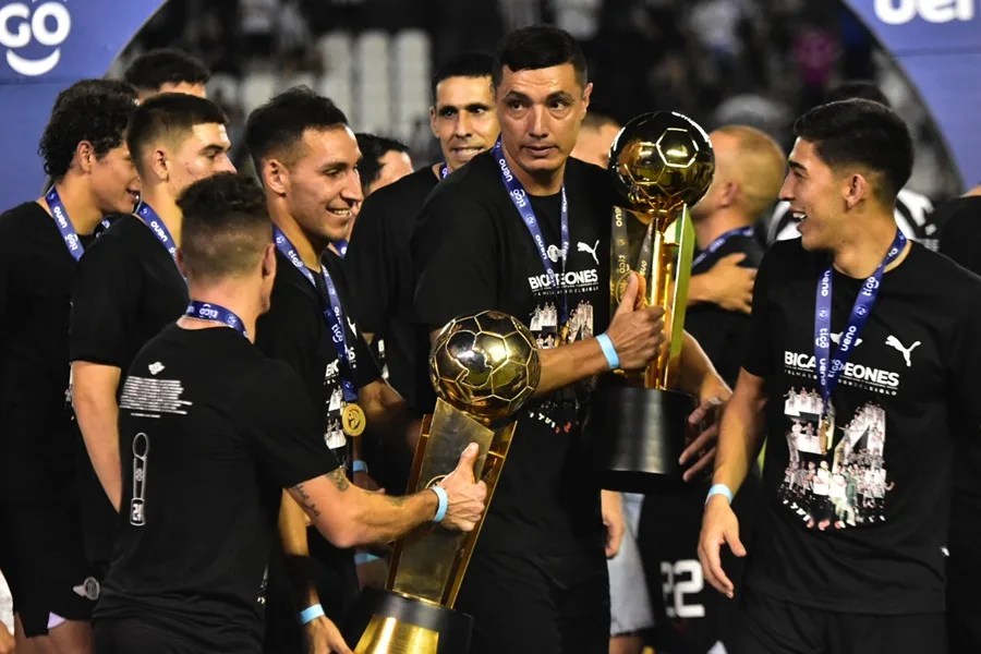'Tacuara' Cardozo, que destacó en Benfica, anuncia su retiro del fútbol