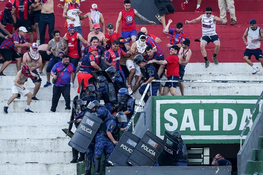 Al menos 72 heridos y 63 detenidos tras disturbios en el superclásico del fútbol paraguayo