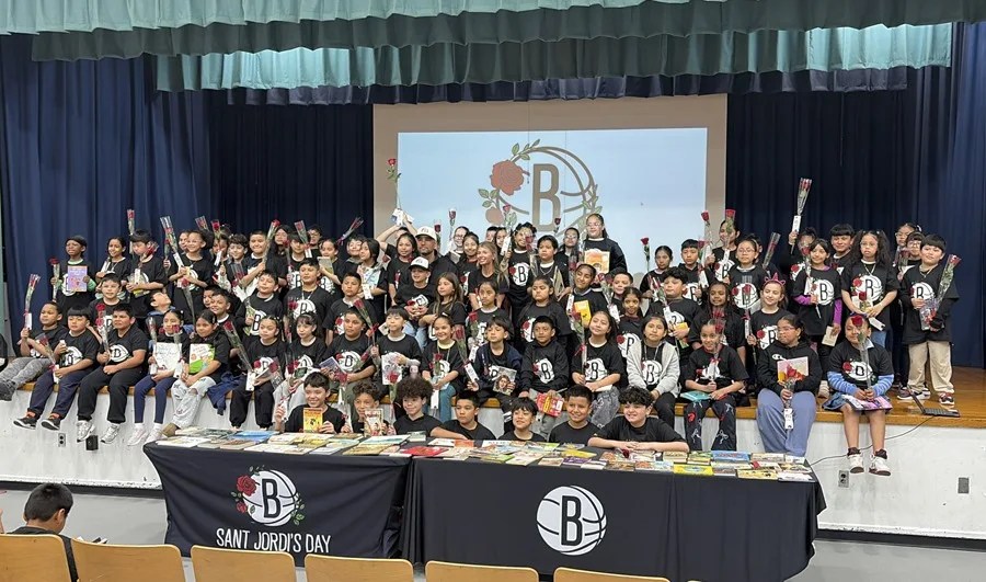 Jordi Fernández celebra la fiesta de Sant Jordi en escuelas de Brooklyn por segundo año